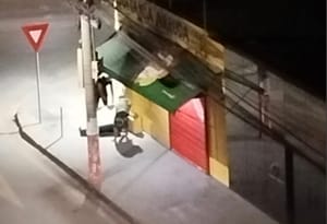 LADRÕES DO COBRE: Dupla é flagrada furtando caixa de telefonia em bairro de Cuiabá
