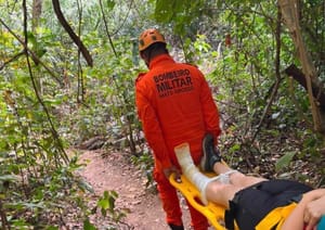 Passeio termina em drama: mulher fratura a perna em trilha e é resgatada pelos bombeiros em MT