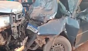 Batida entre Hilux e Gol deixa dois mortos e uma jovem ferida