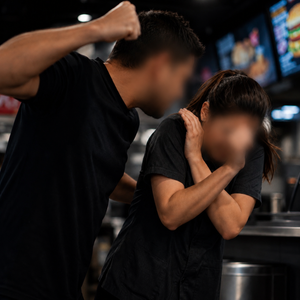NÃO ACEITAVA O FIM: mulher é atacada pelo ex-marido durante expediente no McDonald’s em Cuiabá