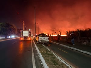 Fogo de grandes proporções avança por área de mata próxima ao Aeroporto Marechal Rondon
