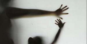 Menina com deficiência auditiva denuncia supostas agressões dentro de escola municipal em MT