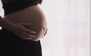 “SE NÃO FICAR COMIGO, NÃO FICA COM MAIS NINGUÉM”: homem é preso após ameaçar ex grávida de 6 meses