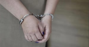 MULHER É PRESA DURANTE VIAGEM APÓS INVESTIGAÇÃO POR PORNOGRAFIA INFANTIL EM MT