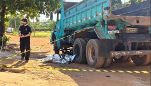 Adolescente de 17 anos morre após bater moto elétrica em caminhão-caçamba