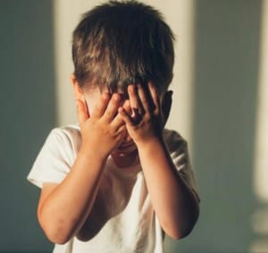 Pai espanca bebê de 11 meses durante briga com a esposa; criança sofre traumatismo craniano e é transferida em estado grave