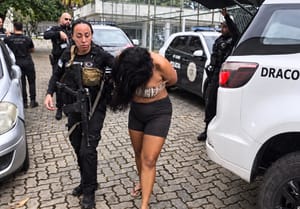 Foragida investigada por facção é presa em quiosque de Copacabana