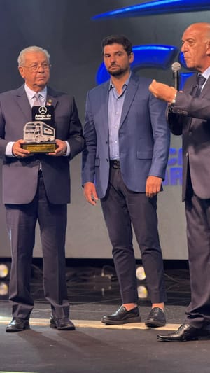 Sindmat homenageia Jayme Campos e destaca atuação em defesa do transporte de cargas
