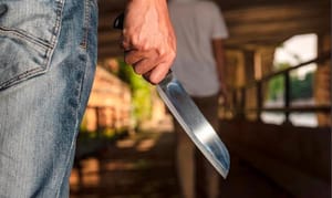 Vizinho esfaqueia homem após briga por cachorro e foge em distrito de MT