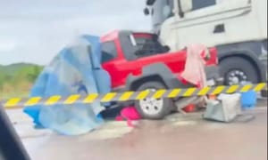 Duas pessoas morrem em colisão violenta entre Fiat Strada e carreta na BR-364
