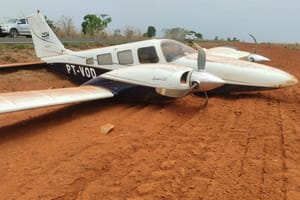 Avião que buscaria Júlio Campos faz pouso de emergência às margens da MT-100