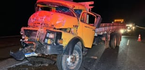 Motorista fica ferido após caminhão bater na traseira de carreta em Sinop
