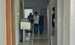 URGENTE: DEPOIS DE SAIR DUAS VEZES PELA PORTA DA FRENTE, MOTORISTA DA BMW É PRESO EM CONDOMÍNIO DE LUXO