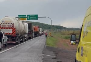 Colisão com carreta mata duas pessoas e interdita rodovia em Rosário Oeste