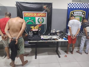 PM prende quatro suspeitos após roubo a fazenda e apreende armas, simulacros e munições
