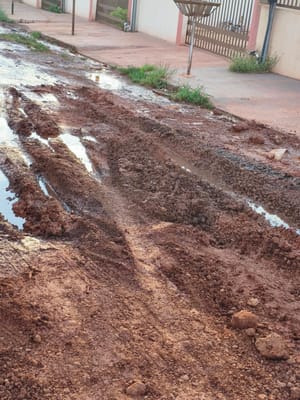 DAE mexe na rua e moradores dizem que ficaram ilhados na própria casa em Várzea Grande